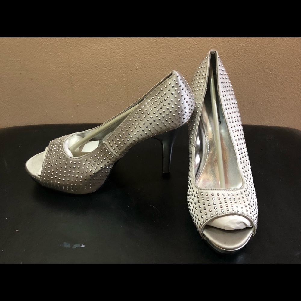 New Rampage silver high heel shoes. Size 8.5. - Picture 3 of 3